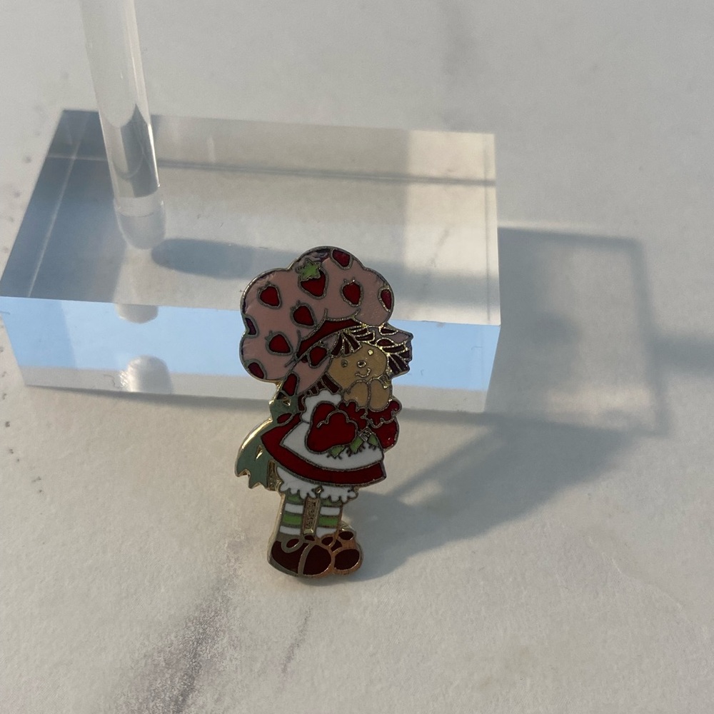 Vintage 1980 Strawberry Shortcake Pin - Picture 4 of 6